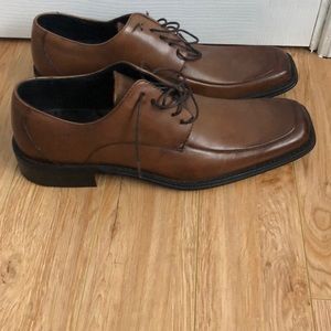 Men’s Kenneth Cole dress shoes. Size 8M. Run bigger than 8, toe bed is narrow.